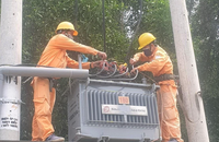 Công nhân Điện lực Bình Dương lắp đặt trạm biến áp III-180 kVA.