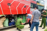 Lực lượng chức năng kiểm tra ô tô khách mang biển kiểm soát 74B-008XX.