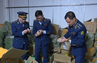 Lực lượng chức năng tiến hành kiểm tra tại Trung tâm Thương mại Việt Trung, xã Tân Thanh, huyện Văn Lãng (Lạng Sơn).