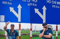 Hai 'thầy giáo Tây' đi bộ 2.000km gây quỹ hỗ trợ trẻ em nghèo Việt Nam