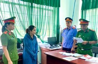 Cơ quan CSĐT Công an huyện Sơn Hòa công bố quyết định khởi tố bị can và lệnh bắt tạm giam Phan Thị Hồng Nhung (Ảnh: Viện KSND tỉnh Phú Yên).