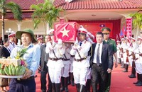 Tiễn đưa liệt sĩ quân tình nguyện và chuyên gia Việt Nam hy sinh trên chiến trường Lào về nước. (Ảnh: Quỳnh Nga).