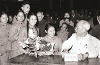 Chủ tịch Hồ Chí Minh nói chuyện với đại biểu thanh niên xung phong dự Đại hội Thanh niên xung phong chống Mỹ cứu nước toàn miền Bắc (tháng 1/1967). (Ảnh: TTXVN)