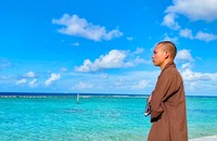 Đại đức Thích Chúc Thành: “Chùa không chỉ là nơi thờ Phật, còn là ngọn đèn sáng giữa biển khơi, là điểm tựa tinh thần cho những người lính và ngư dân trên đảo tiền tiêu”. (Ảnh trong bài: Trần Nguyên Phong) 