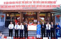 Thứ trưởng Bộ Văn hoá, Thể thao và Du lịch Hoàng Đạo Cương trao bằng chứng nhận Di sản văn hóa phi vật thể quốc gia cho “Hội diều làng Bá Dương Nội”.