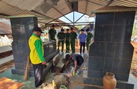 Hiện trường khai quật bào thai để thu mẫu trưng cầu giám định AND, củng cố chứng cứ.