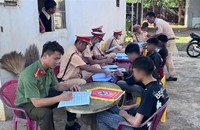 Tổ công tác lập biên bản các trường hợp thanh niên vi phạm.