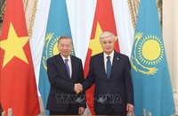 Tổng Bí thư Tô Lâm và Tổng thống Kazakhstan Kassym-Jomart Tokayev chụp ảnh chung trước hội đàm cấp Nhà nước.