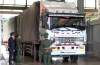 Kiểm soát xuất nhập cảnh tại Đồn Biên phòng cửa khẩu quốc tế Cầu Treo, Bộ đội Biên phòng Hà Tĩnh. (Ảnh: Hồng Việt)