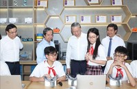 Tổng Bí thư Tô Lâm và các thành viên Đoàn công tác thăm Phòng thực hành giáo dục STEM của Trường THCS Cầu Giấy, quận Cầu Giấy. (Ảnh: TTXVN)