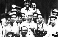 Chủ tịch Hồ Chí Minh với các nghệ sĩ nhiếp ảnh. (Nguồn: BQL Lăng Chủ tịch Hồ Chí Minh)