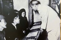 Bác Hồ thăm một lớp học trong phong trào chống nạn mù chữ năm 1945. (Ảnh tư liệu)
