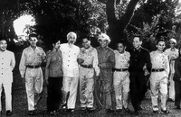 Chủ tịch Hồ Chí Minh và Đại tướng Võ Nguyên Giáp cùng Đoàn đại biểu Anh hùng, chiến sĩ thi đua các lực lượng vũ trang nhân dân giải phóng miền Nam ra thăm miền Bắc. 11/11/1965. (Ảnh Tư liệu: TTXVN).