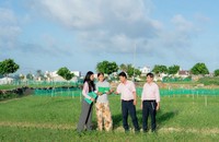 Cán bộ NHCSXH huyện Lý Sơn hướng dẫn người dân cách sử dụng và quản lý sổ vay vốn hiệu quả.