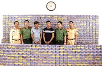 Hai đối tượng cùng tang vật tại cơ quan Công an.