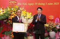 Chủ tịch nước Lương Cường trao Huy hiệu 40 năm tuổi Đảng tặng đồng chí Lê Khánh Hải. (Ảnh: TTXVN).