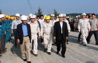 Nguyên Chủ tịch nước Trần Đức Lương trong một chuyến thăm công trường xây dựng Nhà máy lọc dầu Dung Quất (cuối năm 2006). (Ảnh: bsr.com.vn)