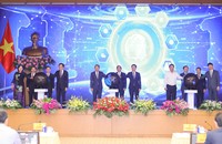 Thủ tướng Phạm Minh Chính và các đại biểu thực hiện nghi thức khai trương Cổng Pháp luật quốc gia - Ảnh VGP.