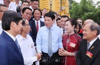 Chủ tịch nước Lương Cường với các nghệ nhân làng nghề tiêu biểu toàn quốc. (Ảnh: TTXVN)