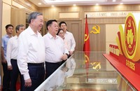 Tổng Bí thư Tô Lâm tham quan Phòng Truyền thống của Ban Tuyên giáo và Dân vận Trung ương. (Ảnh: VGP/Vũ Phong)