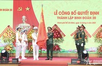 Thượng tướng Võ Minh Lương trao Quân kỳ Quyết thắng cho Binh đoàn 20. (Ảnh: qdnd.vn)