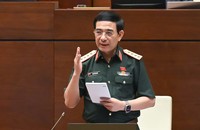 Bộ trưởng Bộ Quốc phòng Phan Văn Giang phát biểu giải trình ý kiến của các ĐBQH tại phiên họp. (Ảnh: quochoi.vn)