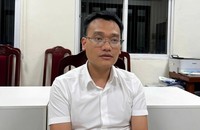 Ông Phạm Đình Tuấn (áo trắng) tại cơ quan điều tra. (Ảnh: Dân trí).