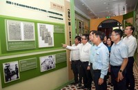 Ủy viên Trung ương Đảng, Tổng Biên tập Báo Nhân Dân, Phó Trưởng Ban Tuyên giáo và Dân vận Trung ương, Chủ tịch Hội Nhà báo Việt Nam Lê Quốc Minh và các đại biểu thăm trụ sở Hội Việt Nam Cách mạng Thanh niên - nơi Chủ tịch Hồ Chí Minh xuất bản tờ báo Thanh Niên năm 1925 (Quảng Châu, Trung Quốc). (Ảnh: TTXVN phát)