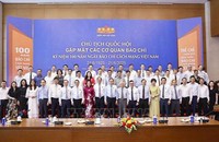 Chủ tịch Quốc hội Trần Thanh Mẫn với lãnh đạo các cơ quan báo chí nhân kỷ niệm 100 năm Ngày Báo chí Cách mạng Việt Nam. (Ảnh: TTXVN)