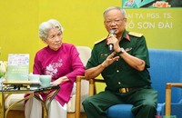 Đại tá PGS-TS Hồ Sơn Đài khi ra mắt cuốn sách “Báo Quân giải phóng miền Nam Việt Nam (1963-1975)” và diện mạo tờ báo Quân giải phóng (chụp lại từ sách). (Ảnh: PV)