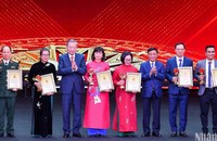 Tại Lễ trao Giải Búa liềm vàng năm 2024, ngày 20/1/2025, Tổng Bí thư Tô Lâm và Ủy viên Bộ Chính trị, Thường trực Ban Bí thư, Chủ nhiệm Ủy ban Kiểm tra Trung ương Trần Cẩm Tú trao giải A cho các tác giả, đại diện nhóm tác giả. Trong đó có tác giả Vân Anh của Báo Pháp luật Việt Nam. (Ảnh: Thành Đạt)