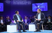 Thủ tướng Phạm Minh Chính và Chủ tịch điều hành WEF Borge Brende dự phiên đối thoại chính sách “Kỷ nguyên mới của Việt Nam: Từ tầm nhìn đến hành động”. (Ảnh: VGP)