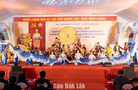 Các tiết mục văn nghệ tưng bừng tại lễ công bố các nghị quyết, quyết định. (Ảnh: Báo Đắk Lắk)