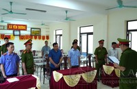 Cơ quan Cảnh sát điều tra Công an tỉnh Bắc Kạn thi hành quyết định khởi tố đối với 2 bị can Hà Văn Quý (áo kẻ) và Hoàng Văn Duẩn ( áo xanh). Ảnh: CA Tỉnh Bắc Kạn
