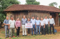 Đại diện Báo PLVN, Sở Tư pháp tỉnh Khánh Hòa và Công ty TNHH Sao Mai Anh trao tặng “Ngôi nhà tư pháp” cho chị Nghiêm. Ảnh: Lê Dũng