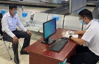 Hành khách đến Cảng hàng không quốc tế Cam Ranh từ vùng dịch bắt buộc phải có giấy xét nghiệm âm tính với SARS-CoV-2 còn hiệu lực. Ảnh minh họa