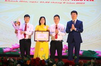 Thứ trưởng Nguyễn Thanh Tịnh trao giải Nhất cho Đội thi tỉnh Thanh Hóa.