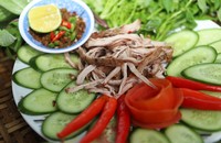 Bò một nắng Buôn Hai Riêng thường chấm với muối kiến vàng.