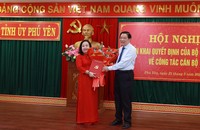 Trưởng ban Nội chính Trung ương Phan Đình Trạc trao quyết định của Bộ Chính trị chuẩn y bà Cao Thị Hòa An giữ chức vụ Bí thư Tỉnh ủy Phú Yên.