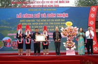 Đại diện Đảng bộ, chính quyền và Nhân dân các dân tộc huyện Bình Liêu đón nhận Quyết định của Bộ Văn hóa, Thể thao và Du lịch về việc công bố Danh mục Di sản Văn hóa phi vật thể Quốc gia “Tục Kiêng Gió” vào kho tàng di sản văn hóa phi vật thể quốc gia.