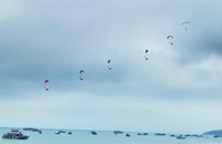 Mãn nhãn và tự hào ngắm cờ Tổ quốc tung bay giữa biển trời Đông Bắc
