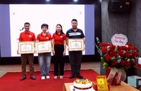 Hội CTĐ tỉnh Quảng Ninh tặng Giấy khen và trao thưởng cho các cá nhân là thành viên CLB Nhóm máu hiếm tỉnh Quảng Ninh vì có thành tích xuất sắc trong phong trào Hiến máu tình nguyện.
