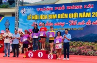 Ban Tổ chức trao giải cho các VĐV đạt thành tích cao tại Giải chạy Móng Cái Half Marathon.