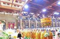 Toàn thể đại chúng trì tụng nghi thức Phật đản