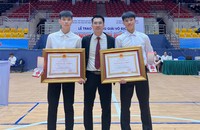 VĐV Nguyễn Quang Thành (phải), Lê Thành Trung (trái) và HLV Nguyễn Thái Linh (giữa) tại Lễ trao tặng Huân chương Lao động của Chủ tịch nước.