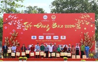 Trao tặng 500 phần quà tại “Tết đồng bào” (ảnh BTC).