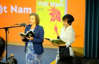 Bà Carmen Cano de Lasala Đại sứ đặc mệnh toàn quyền Vương quốc Tây Ban Nha tại Việt Nam và dịch giả Nguyễn Thị Kim Dung đọc thơ tại chương trình. (Ảnh K.Đ)