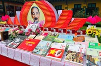Các hiện vật triển lãm “Chủ tịch Hồ Chí Minh - Tinh hoa dân tộc, Tầm vóc thời đại” (ảnh T.D)