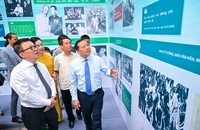 Tổng Biên tập Báo Nhân Dân Lê Quốc Minh và các đại biểu tại triển lãm ảnh“Rạng rỡ tên Người” (ảnh PVND).