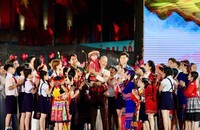 Các khán giả đều xúc động khi thưởng thức chương trình nghệ thuật đặc biệt "Người là Hồ Chí Minh" (ảnh BTC).